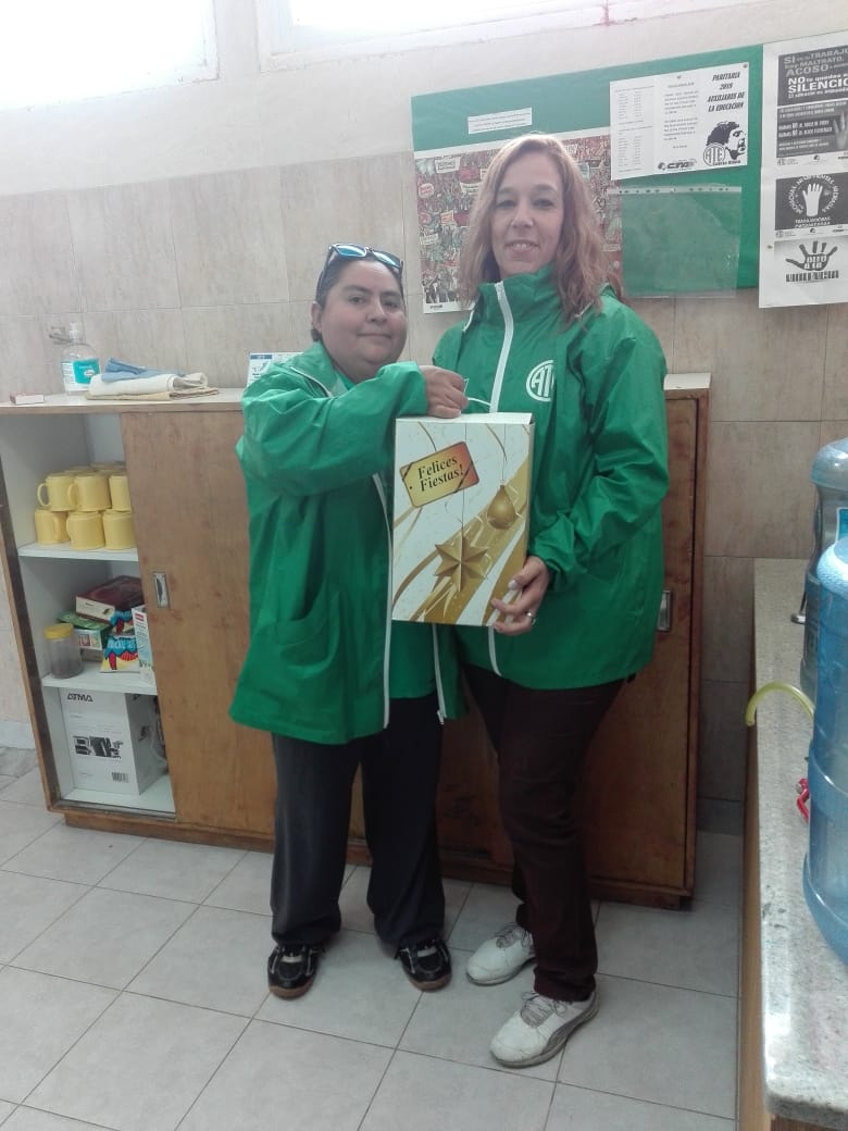 ate_caleta's tweet photo. #ATECañadonSeco

La delegada de ATE hizo entrega a sus compañeras de la caja navideña🎅🎄🎉

#Epp23  #CPES33

#LaConduccionSomosTodos 
#NavidadConATE 💚🤗 https://t.co/0SRDMhSDFw