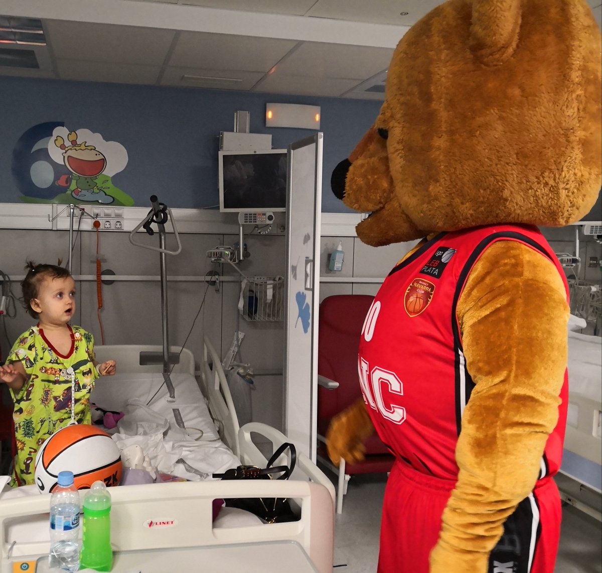salud_na's tweet photo. @BasketNavarra ¡Nadie ha querido perderse la foto con #Ronky la mascota del club! 
@BasketNavarra 

#NavidadenelCHN https://t.co/7onSwVuiMi