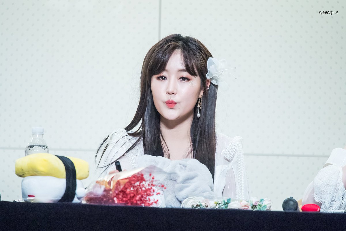ssm3037's tweet photo. 181216 노원 팬싸인회 베이비소울

그냥 뵐수있어서
제인생이너무행복해요ㅠㅜㅠㅠㅠ
사랑해여ㅕㅕㅕㅕ
━━Σ(-｀Д´-;)━━!!
━━Σ(-｀Д´-;)━━!!
사랑해여ㅕㅕㅕ

#Lovelyz #이수정 #베이비소울 #babysoul #목종이 #벱솔 #이수정_사랑한다 #러블리즈 https://t.co/zKF6gPjAF3
