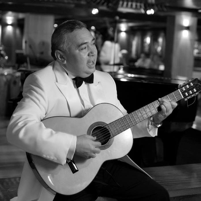 AVCven's tweet photo. GRANDES MÚSICOS VENEZOLANOS: Cheo Hurtado es un músico y compositor, virtuoso ejecutante de instrumentos de cuerda como la bandola, el tiple, el tres y la mandolina. Uno de los más reconocidos intérpretes del cuatro en el mundo. Nació el 2 de mayo de 1960 en Ciudad Bolívar https://t.co/H0mS2RdUZn