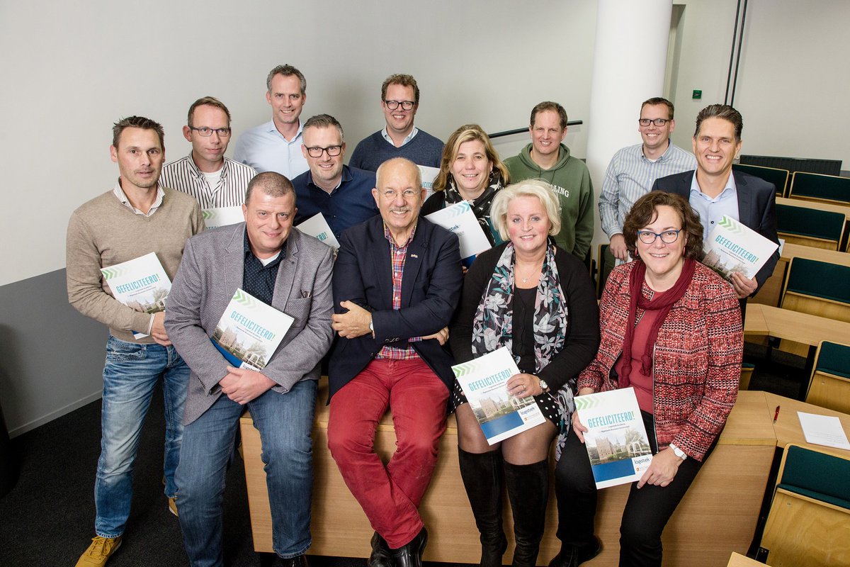 Mooie cijfers! Honderd professionals ontvingen het afgelopen jaar een certificaat van Logistiek Academy #logistiekacademy #collegereekselogistics #collegereekslogistiek <a href="/NyenrodeBU/">Nyenrode</a> <a href="/HesselVisser/">Hessel Visser</a> #logistiek #supplychain 
ow.ly/3uK230n1Wi4