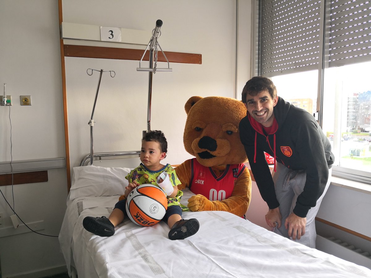 salud_na's tweet photo. @BasketNavarra ¡Nadie ha querido perderse la foto con #Ronky la mascota del club! 
@BasketNavarra 

#NavidadenelCHN https://t.co/7onSwVuiMi