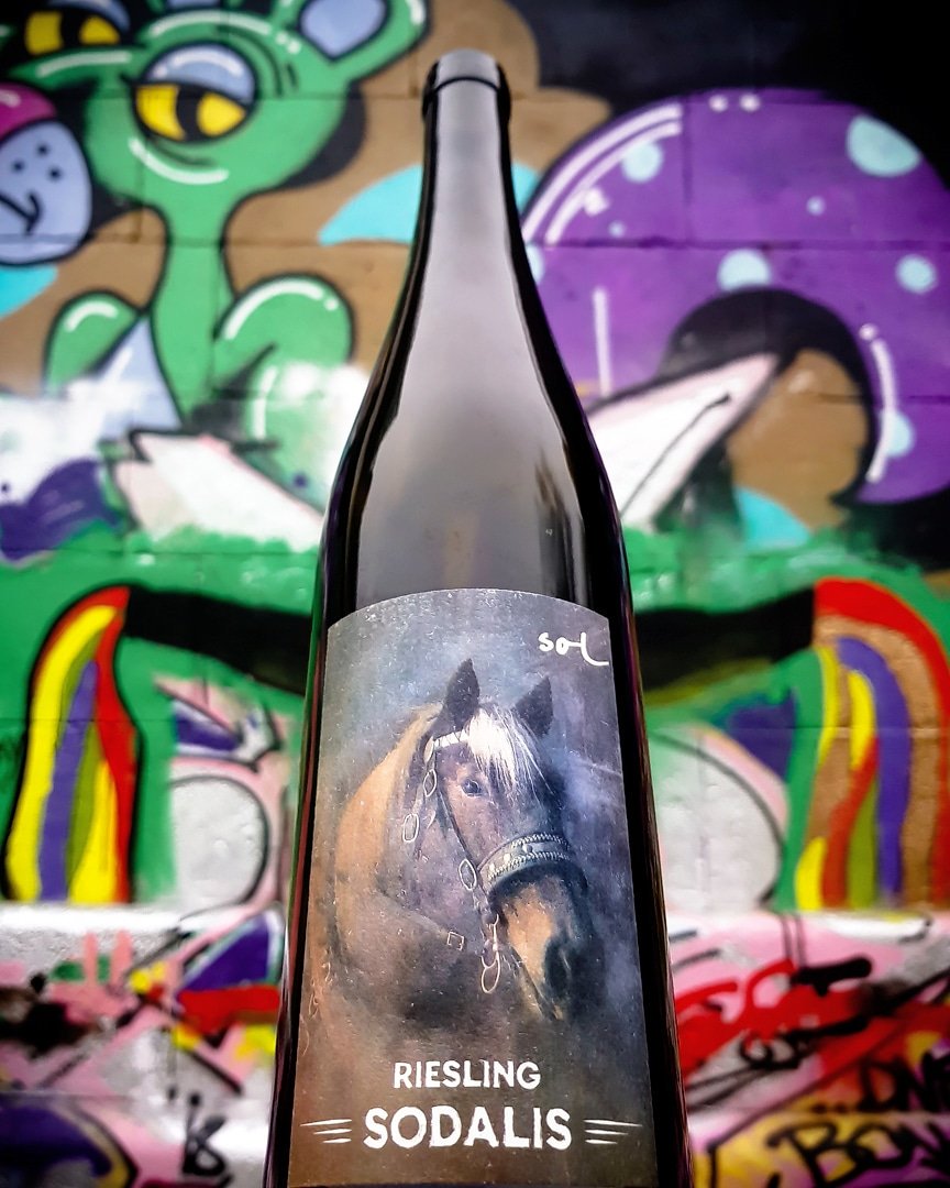 The contrast between salt, stone, a touch of dirt and juicy, floral stone fruits creates a taste revolution that definitely won't leave you cold.

#austrianwine #ThursdayMotivation #winelover #Wein