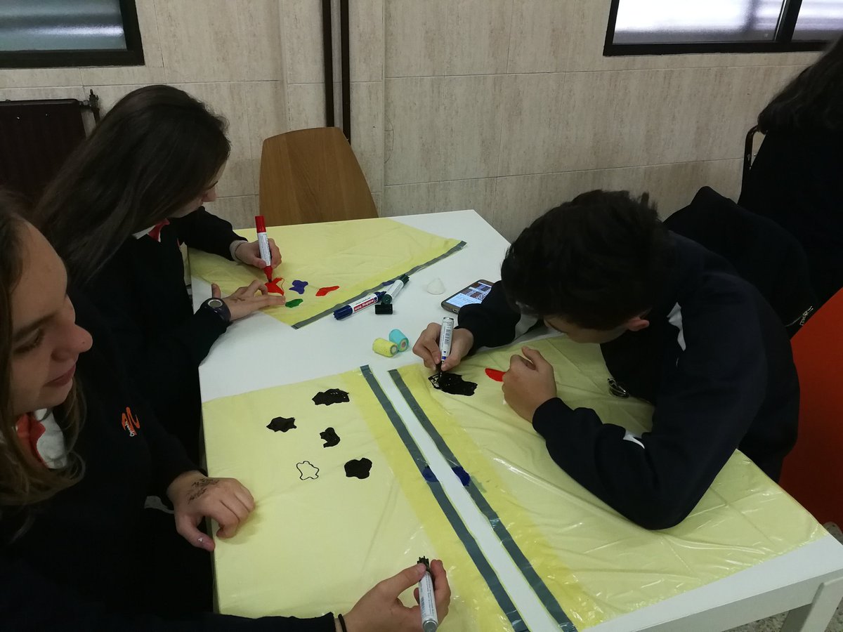 elenamerino_'s tweet photo. En nuestro #Workshop2018 comenzamos a preparar algo de lo que usaremos para ambientar nuestro museo. Prehistoria en @nazaretoporto https://t.co/zpIbTg19iS