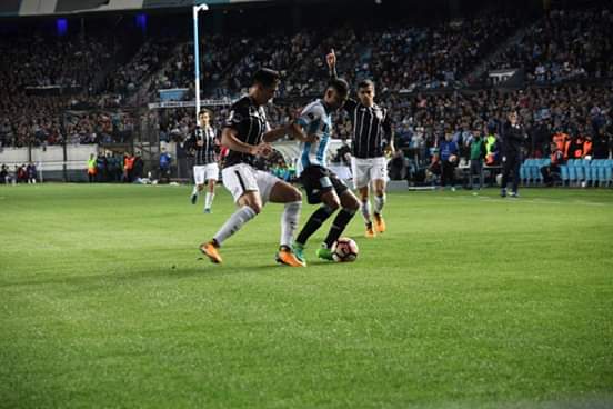 - que rival duro le tocó a Racing y bla bla bla ...
Aflojen un poco con las pálidas viejo !!!
Al Corinthians ya conocemos .
#PasoAPaso #PartidoAPartido 👊🎓