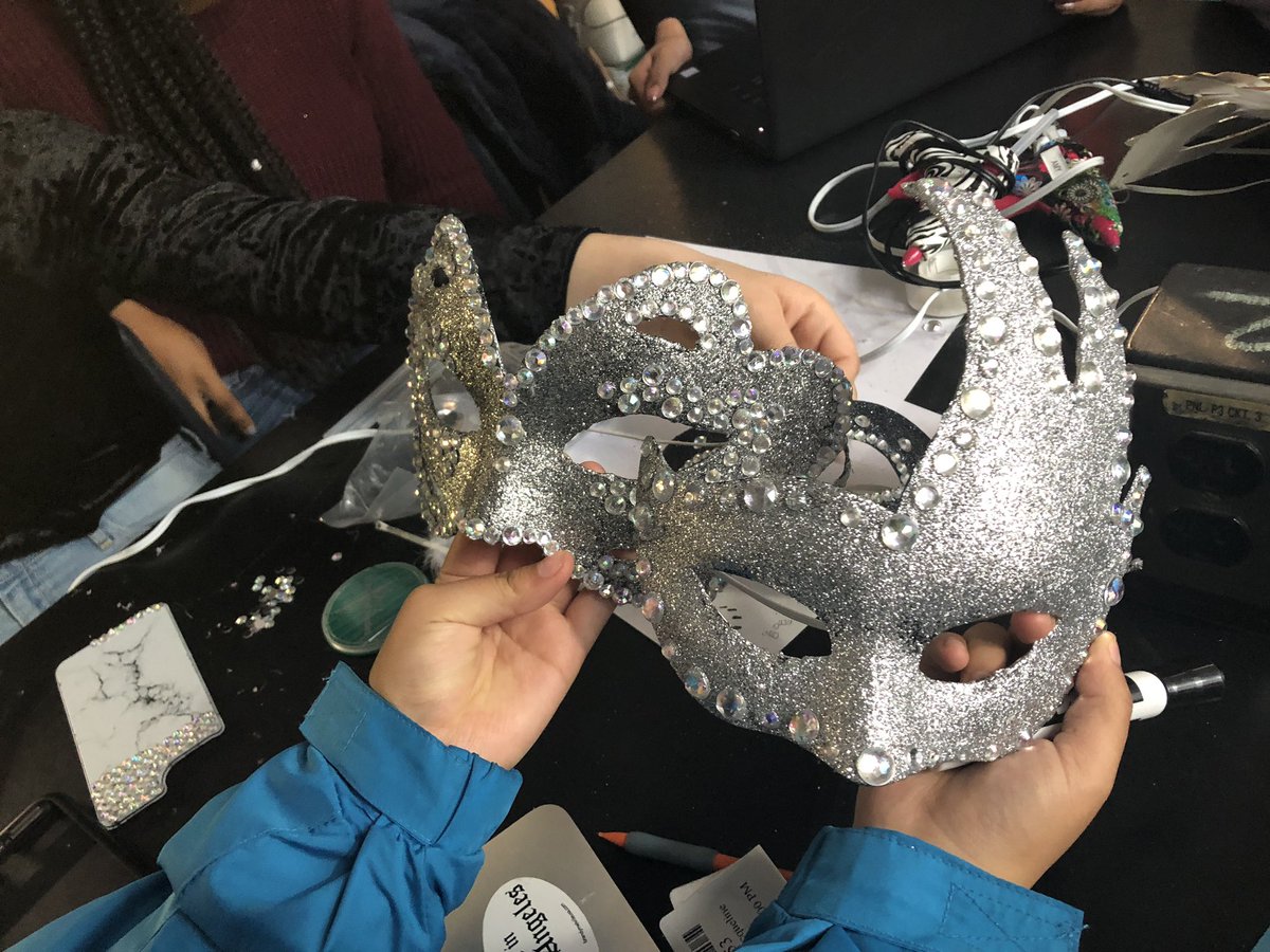 RWalkTheWalk's tweet image. Preparations on the last day before exhibition, in which we will be recruiting colonists to join our space colonies at @ComicConMuseum. Coding, cutting, cobbling, crafting #pbl #education #letsgotospace @hightechhigh