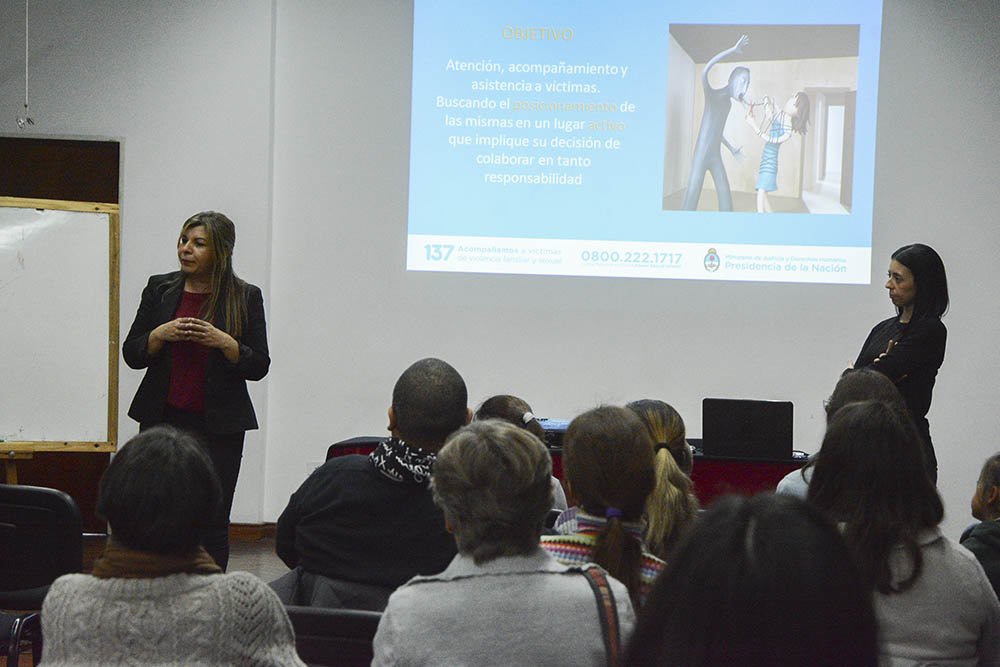 fedexdada's tweet photo. Balance positivo de #ConectadoSalta 2018: capacitamos 2500 personas en convivencia digital, grooming, ciberbullying, sexting y ciberseguridad.
Y junto a @aniberruezo acordamos profundizar acciones y políticas de ciudadanía digital y prevención. @UrtubeyJM https://t.co/FxTZkTCO8H https://t.co/gemKjImcWq