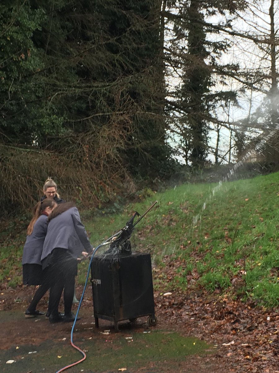 NewryHigh_Sci's tweet photo. Year 8 pupils visit to the @ArmaghPlanet exploring our universe and creating rockets 🚀 https://t.co/VFgaoNtXud