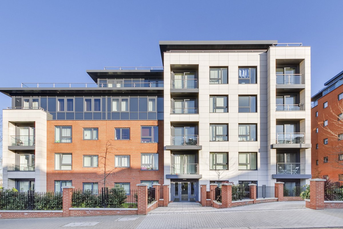 Price adjustment down to £450k. 1 bed with underground parking, gym and balcony. Great location less than a 5 minute walk to Putney mainline station 
chestertons.com/property-to-bu…