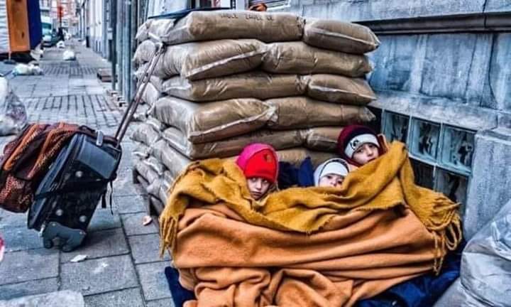 📷"Noi non siamo pericolosi. Siamo in pericolo".

Questa foto è stata scattata davanti all'Ufficio Immigrazione di Bruxelles. In uno dei paesi più ricchi del mondo, i bambini tremano sotto delle coperte, fuori al freddo. Nella speranza di una vita dignitosa. 

Grazie <a href="/BotengaM/">Marc Botenga MEP</a>