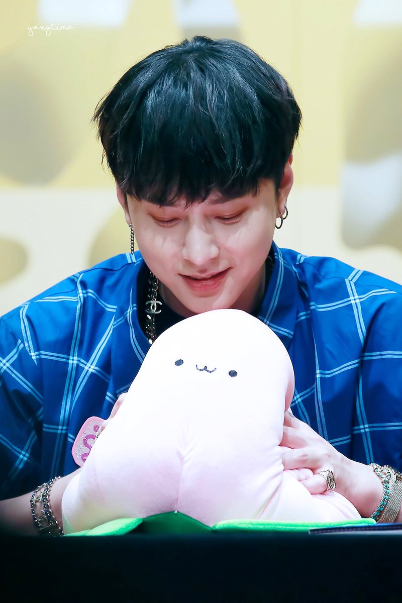yongtime1219's tweet photo. ❣️2018.12.19 HAPPY BIRTHDAY TO YOU❣️
올해 생일도 축하해줄 수 있어서 행복해요, 생일 축하해 우리의 따뜻한 겨울이 되어줘서 고마워❤️
#하이라이트 #용준형  #HappyJHday https://t.co/fXvCaUUO3b