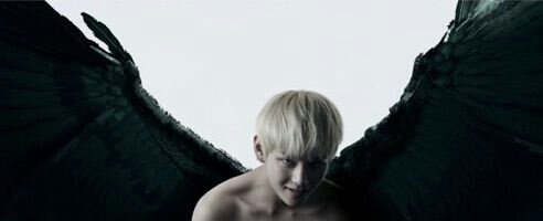 Moonlightwolfi8's tweet photo. ¿Taehyung quiere verlos muertos a todos ? ¿Qué tiene que ver la película Chatroom con Blood Sweat and Tears y Fake Love? (Thread) @BTS_twt https://t.co/6kCLyeR2fd