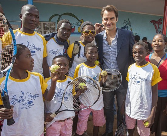 ¡DE PRIMERA! Cumplidos sus 15 años, la fundación de Federer anunció que superó la meta de ayudar con comida y escolaridad a más de un millón de niños entre África y Suiza. "Mi mamá es sudafricana y yo veía la pobreza extrema al ir de vacaciones a ver a mi familia", dijo el suizo