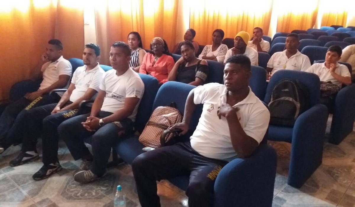 DeporteEc's tweet photo. .@DeporteCZ1, @Salud_CZ1 y @Arcsa_Ec dictan "Taller de Mesa Intersectorial" en la Universidad Luis Vargas Torres de Esmeraldas, donde se dialoga sobre manipulación de alimentos, alimentación saludable e importancia de la actividad física. #ElDeporteNosUne https://t.co/JcMdO8uY2I