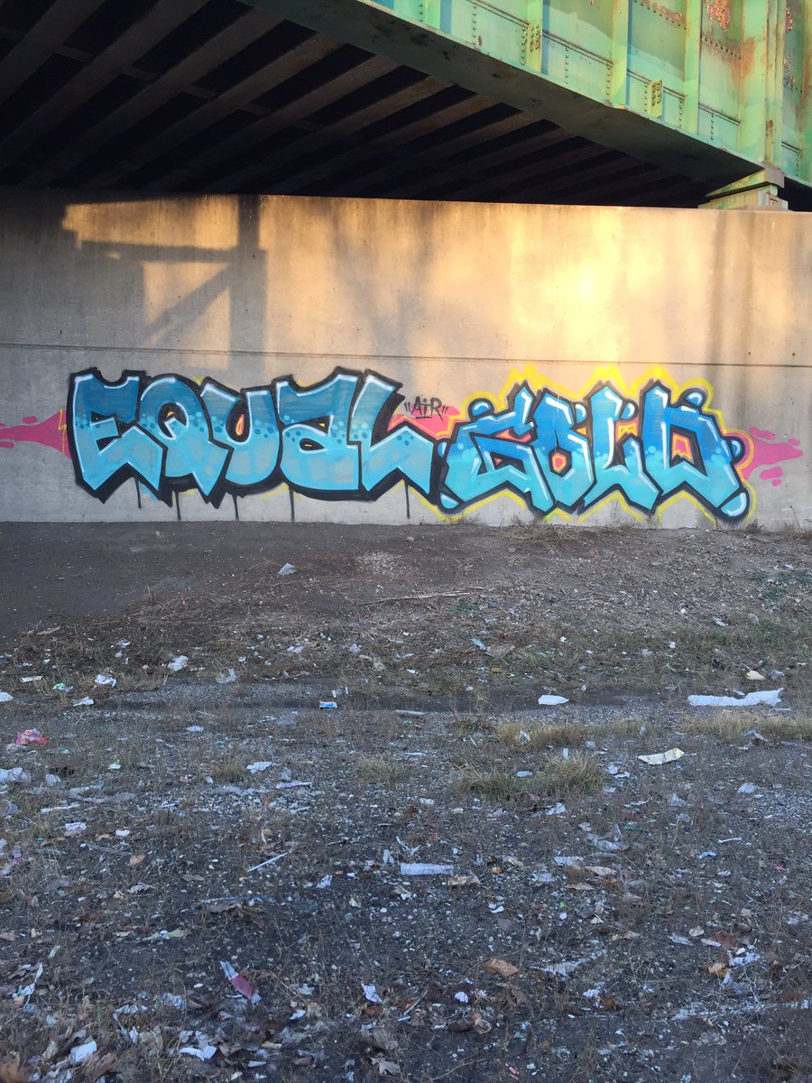 goodvisionent's tweet photo. I pass by this piece everyday on the way to my office. Dope piece! #equalgold #chicago #graffiti https://t.co/1WmBFPWxC6