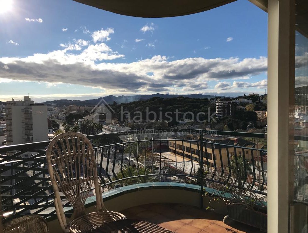 HabiStock's tweet photo. En el #día18 del #calendariodeadviento de #habistock, te mostramos un #piso en #venta estupendo en #PlayadeAro, con unas #vistas maravillosas! ¡Llámanos para más información! 
#RealEstate #Inmobiliaria #Calendar #Navidad #Christmas #PlatjaAro #views #sale #flat #api #Barcelona. https://t.co/8yujKu04qu