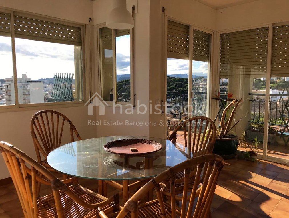 HabiStock's tweet photo. En el #día18 del #calendariodeadviento de #habistock, te mostramos un #piso en #venta estupendo en #PlayadeAro, con unas #vistas maravillosas! ¡Llámanos para más información! 
#RealEstate #Inmobiliaria #Calendar #Navidad #Christmas #PlatjaAro #views #sale #flat #api #Barcelona. https://t.co/8yujKu04qu