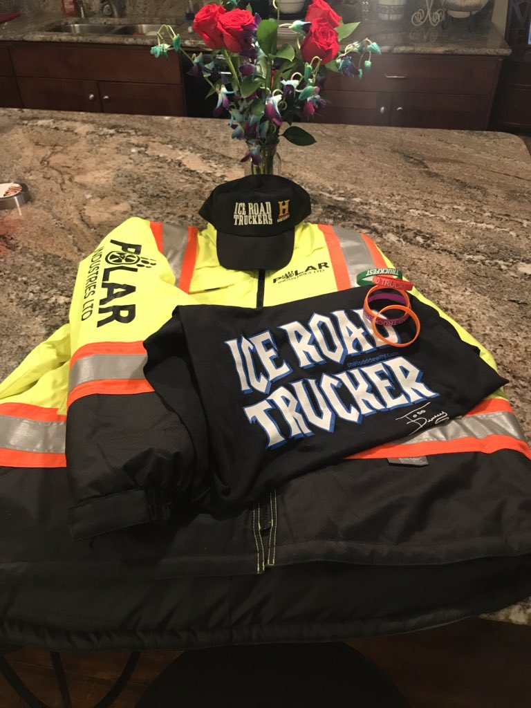 Merry Christmas Everyone🌲 I have a cool gift bag for one lucky winner for Christmas ! LIKE and post WIN , to win this polar jacket, IRT shirt hat , and braclets! Just like and comment WIN! Winner to be announced Dec 26th👍 #somecoolgear #godisgood #makesomeonehappy #IRT