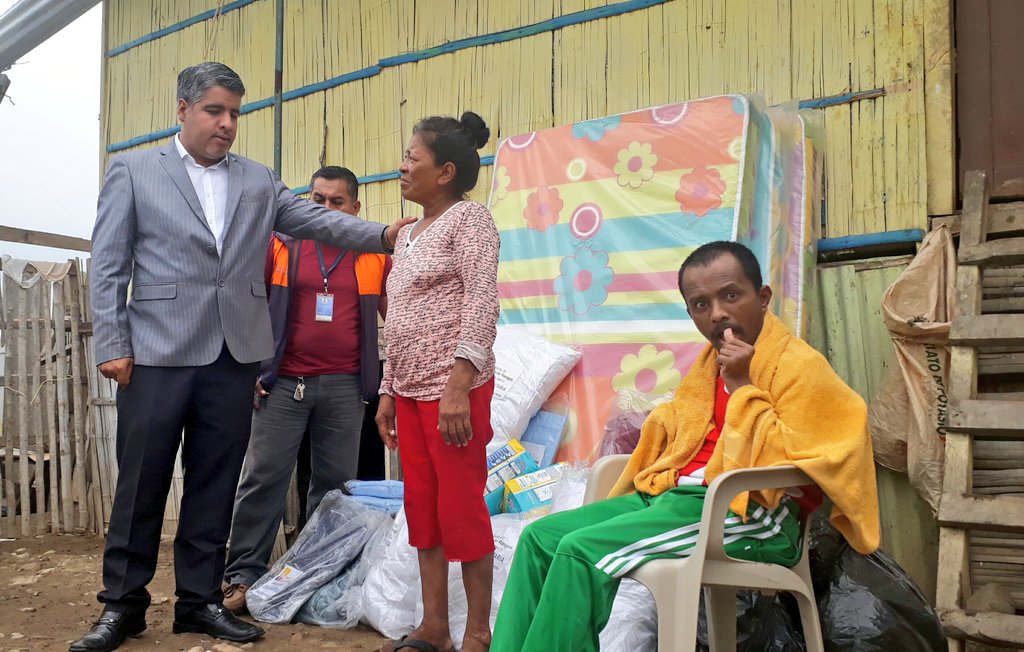 GoberElOro's tweet photo. #Machala | Ahora el Gobernador @danilomariduena, junto al personal de @Riesgos_Ec realizan la entrega de ayudas humanitarias a la familia afectada por el flagelo en la ciudadela Santa Rita, entre los cuales hay un persona con  discapacidad y tres menores de edad. @Lenin https://t.co/1A9AJdyxdM