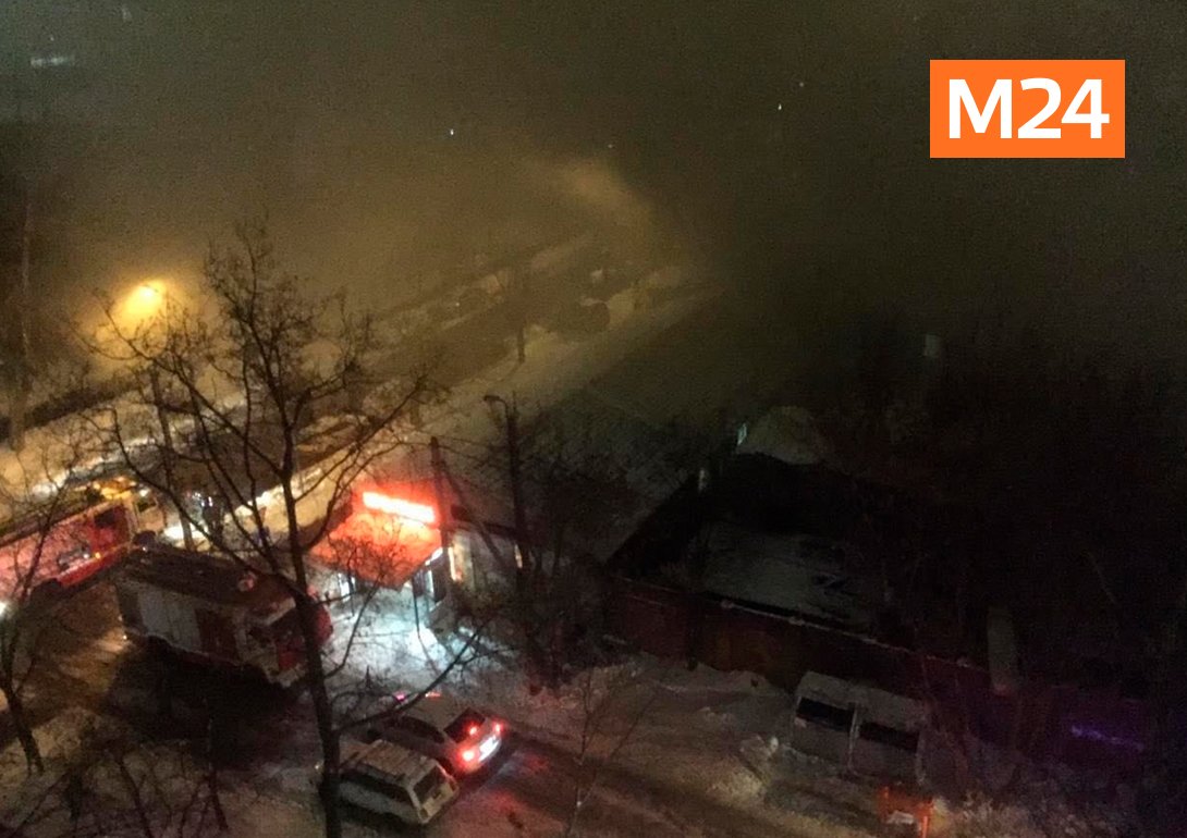 Пожар на севере москвы. Массовый пожар в здании. Пожар в москве сейчас на севере москвы. Пожар на севере москвы. Пожар на ул дубнинская в москве.