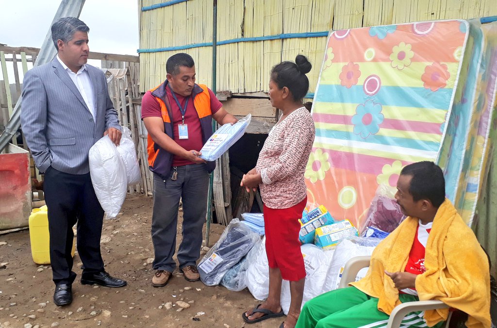GoberElOro's tweet photo. #Machala | Ahora el Gobernador @danilomariduena, junto al personal de @Riesgos_Ec realizan la entrega de ayudas humanitarias a la familia afectada por el flagelo en la ciudadela Santa Rita, entre los cuales hay un persona con  discapacidad y tres menores de edad. @Lenin https://t.co/1A9AJdyxdM