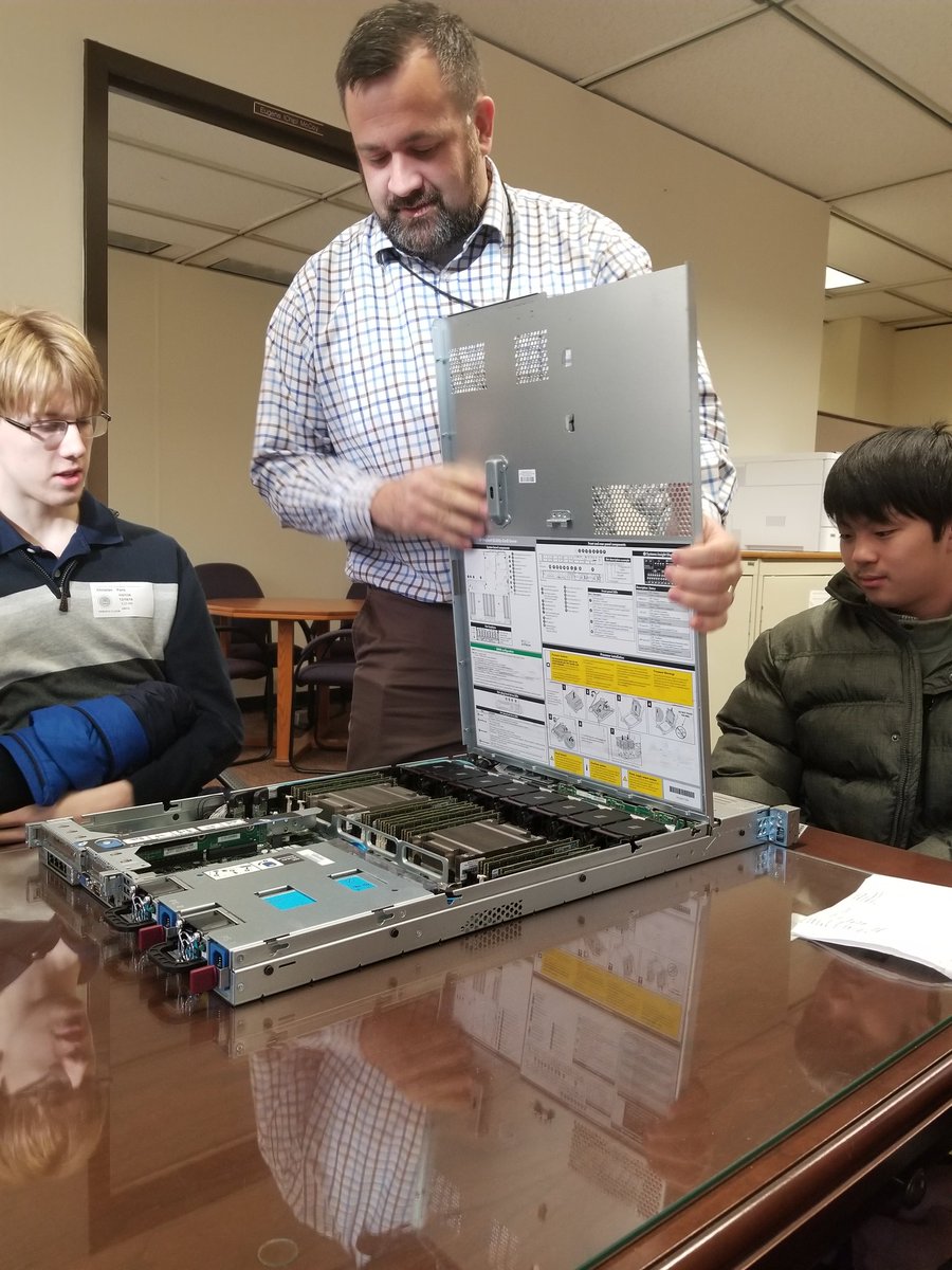 EagleDetermined's tweet image. Checking out servers! IT students tour US Department of Labor. #informationalinterviews @APSCareerCenter #APSGetInvolved