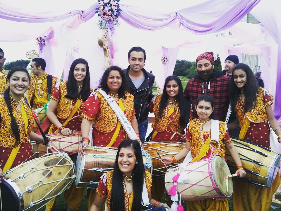 EternalTaal's tweet photo. #TimebackTuesday on the sets of #BollywoodFilm #YamlaPaglaDeewana2 ! It was amazing performing alongside the famous #Bollywood family #BobbyDeol #SunnyDeol & #Dharmendra. Check out our performance here https://t.co/egPDojSbwB
#TeamOfWomen #20yearsOfET #EternalTaal https://t.co/c8viSE30bN