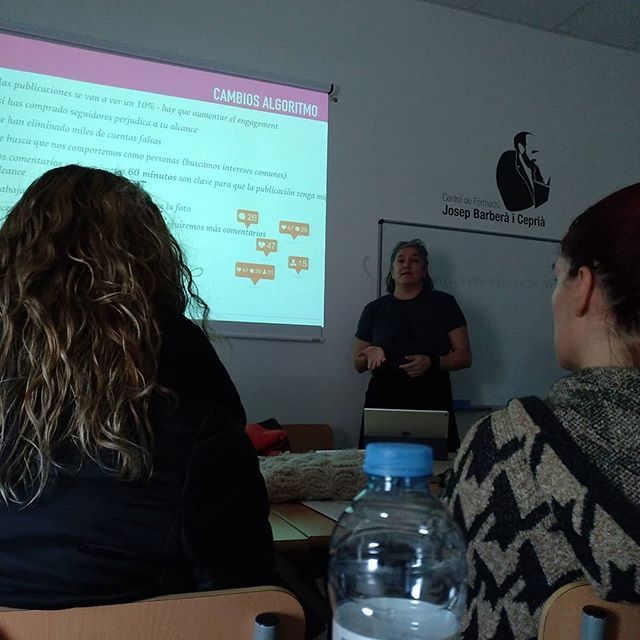 NoviembreLibros's tweet photo. Supercurso con creatividad y redes geniales #fotolateras #chicalista https://t.co/dP26Jcl5O9 https://t.co/JNrf9tWLwz