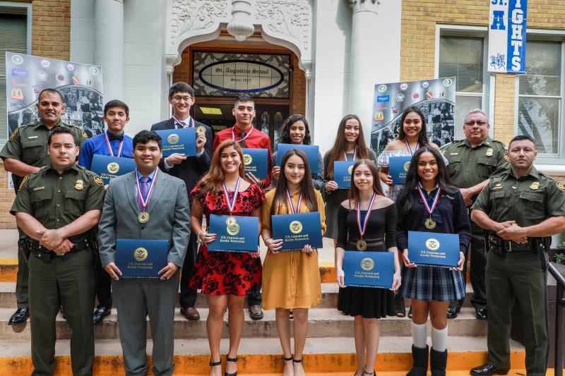 #USBP Laredo Sector Executive Officer Jaime Fierro encouraged the December youth of the month honorees to “keep striving to be the best you” during their recognition as the top high school seniors in the Laredo-area. #CBP congratulates all recipients! bit.ly/2QRZruy
