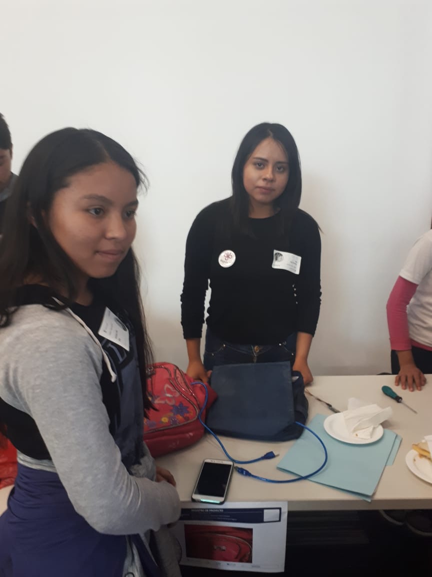 vuevixensMX's tweet image. Ellas hicieron una mochila con sensores que avisan cuando alguien se está acercando mucho a ti y una bolsa con un sensor que percibe si alguien está esculcando tus cosas, y envía una señal a una app que llame a un número hayas previamente registrado para pedir ayuda #RoboticFest