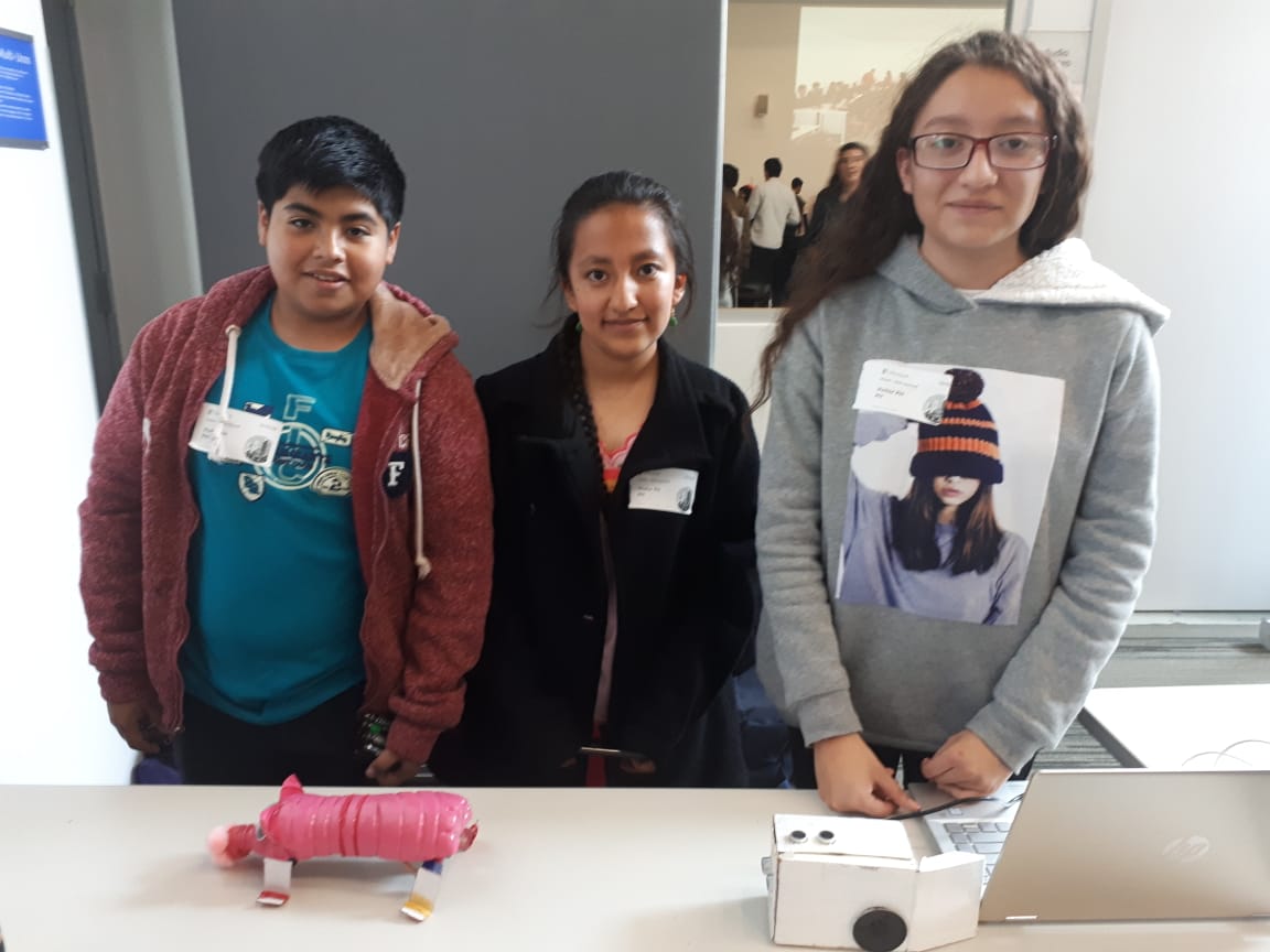 vuevixensMX's tweet image. Este equipo, hizo un puerquito robot &amp;lt;3 que se mueve solo. Y la caja blanca es un theremín, tiene sensores que dependiendo de la distancia que tienen tus manos de la caja, decide la nota que hay que tocar #RoboticFest #GirlsInTech