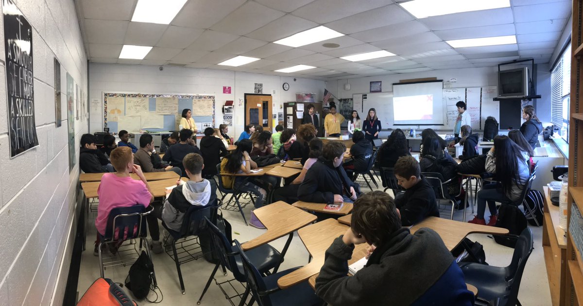 HWCHerndon's tweet photo. We had a full house at today’s Science Fair Abstract Workshop! 🧫🔬🔭🧪Participants learned strategies and practiced writing abstracts w the help of HWC tutors. Thanks for hosting, Katherine and Dario! @HHSLibrary @HerndonHS #STEM #fcpswrites @fcpssecliteracy https://t.co/jrE8zT6KaA