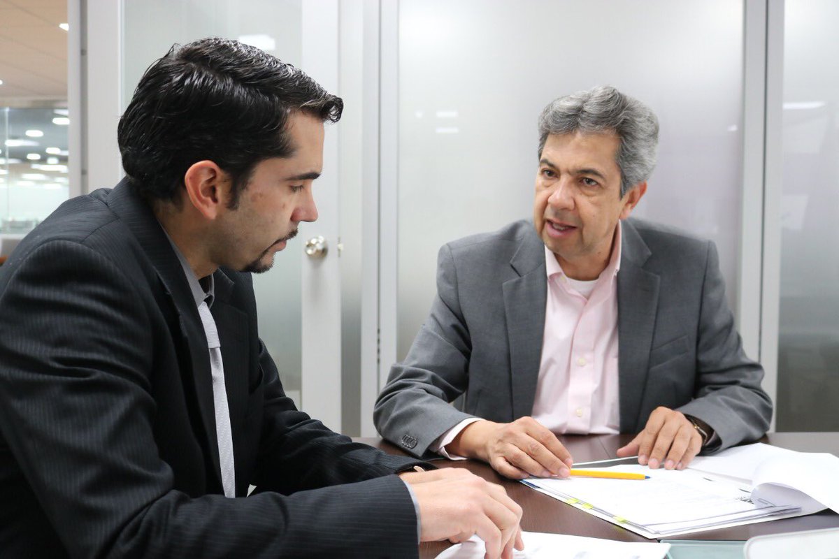 Carlos Julio Jaramillo Gerente General del #BDE en reunión con Rafael Dávila prefecto de #Loja conversan sobre convenio FINGAD II, en la sala de reuniones en las oficinas del BDE.