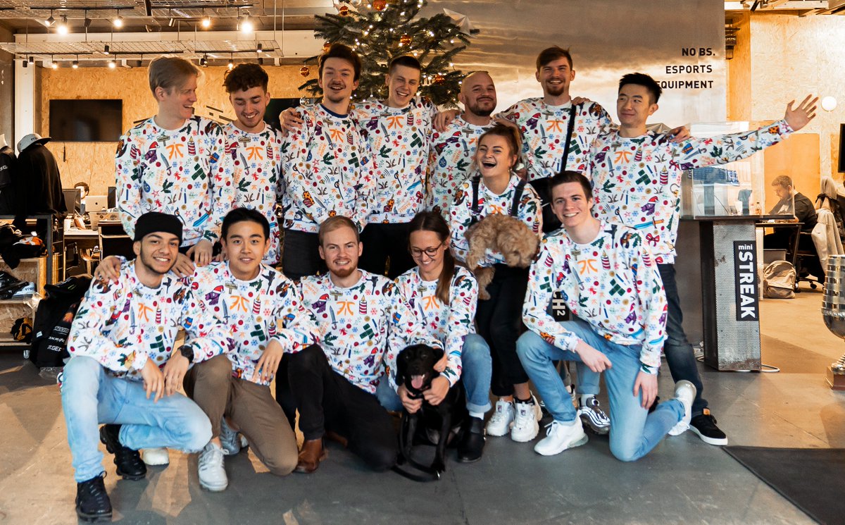 Feeling festive at the HQ! 🎅🎄🖤🧡

You know what you need to be wearing for your family Christmas photo this year... 👀

fna.tc/xmas18