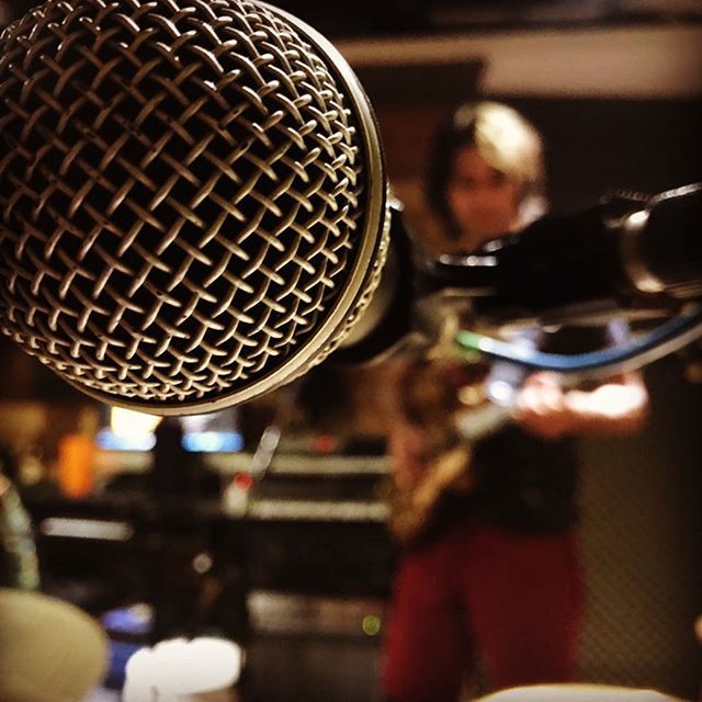EricBoniMusica's tweet photo. #Ensaio @presidentesrock !
.
#presidentes #rocknacional #rehersal #guitarra #backingvocal #mic #vocal #gibson #soundcloud #sepia #rock #musica #music #microfone #voz #tom #alo #som #teste #umdois #foque #desfoque #chiaroscuro #rockautoral #bandaderock #… https://t.co/EKju4J5qIY https://t.co/P1EFqxLTCU
