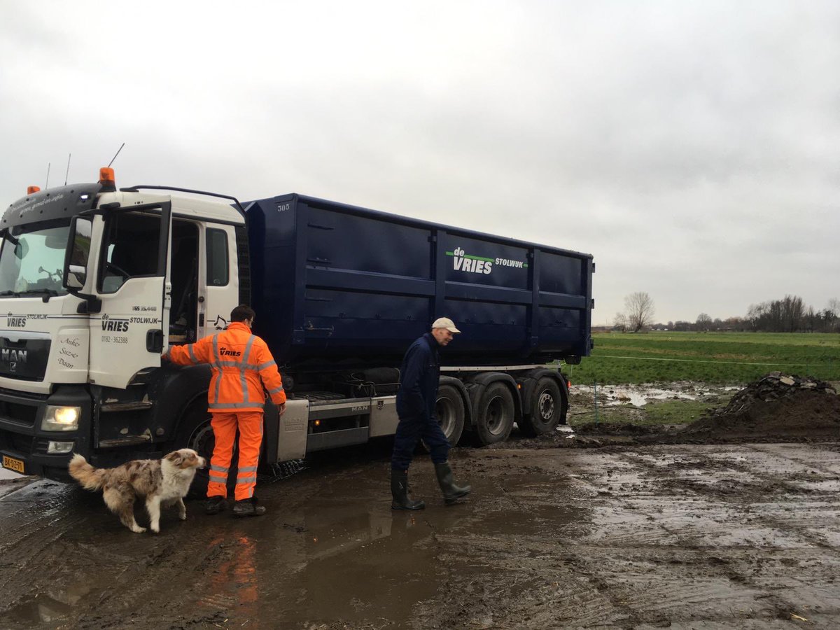 SjondeLeeuw's tweet photo. Vof de Vries uit Stolwijk begint proef met het opbrengen van klei op veengrond om @bodemdaling tegen te gaan. Belangrijke en interessante stap binnen #proeftuinKrimpenerwaard. https://t.co/0EyXlyopZe