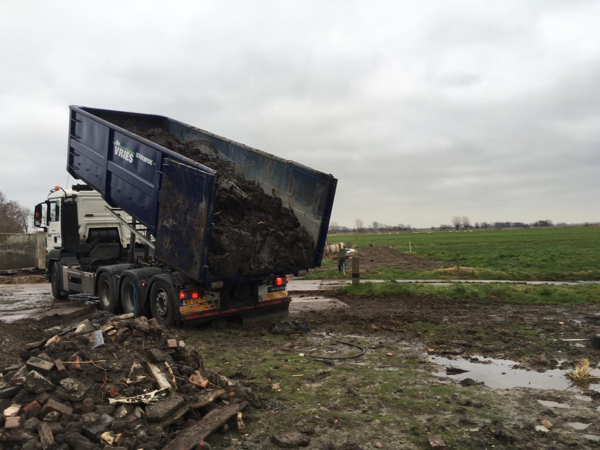 SjondeLeeuw's tweet photo. Vof de Vries uit Stolwijk begint proef met het opbrengen van klei op veengrond om @bodemdaling tegen te gaan. Belangrijke en interessante stap binnen #proeftuinKrimpenerwaard. https://t.co/0EyXlyopZe