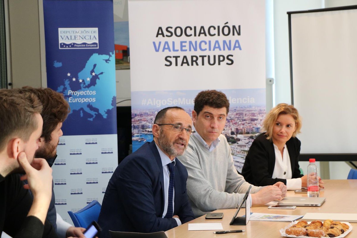 dipvalencia's tweet photo. 🗣 El diputado de Proyectos Europeos, @bnofuentes, participa en el ciclo “Diálogos Tecnológicos Innovación Abierta con Startups” organizado por #StartupVLC y @GVAivia, donde ha puesto en valor la experiencia de la @dipvalencia en el campo de la innovación y gestión del talento 💡 https://t.co/TvCICGw7ua
