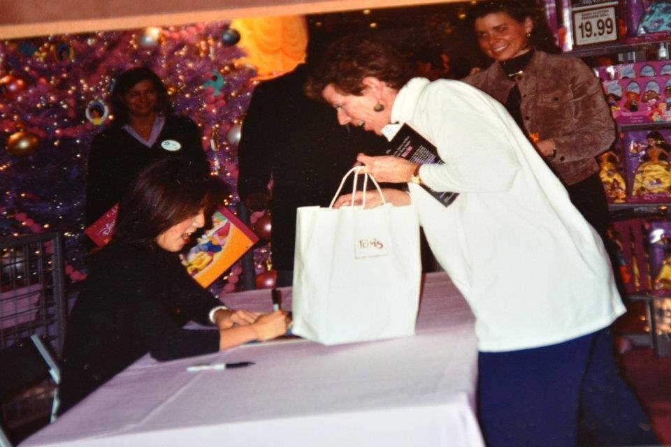 kwanette's tweet photo. With #thekween in NYC. TOYRSRUS. 2002 @MichelleWKwan https://t.co/6YtL5sd44N