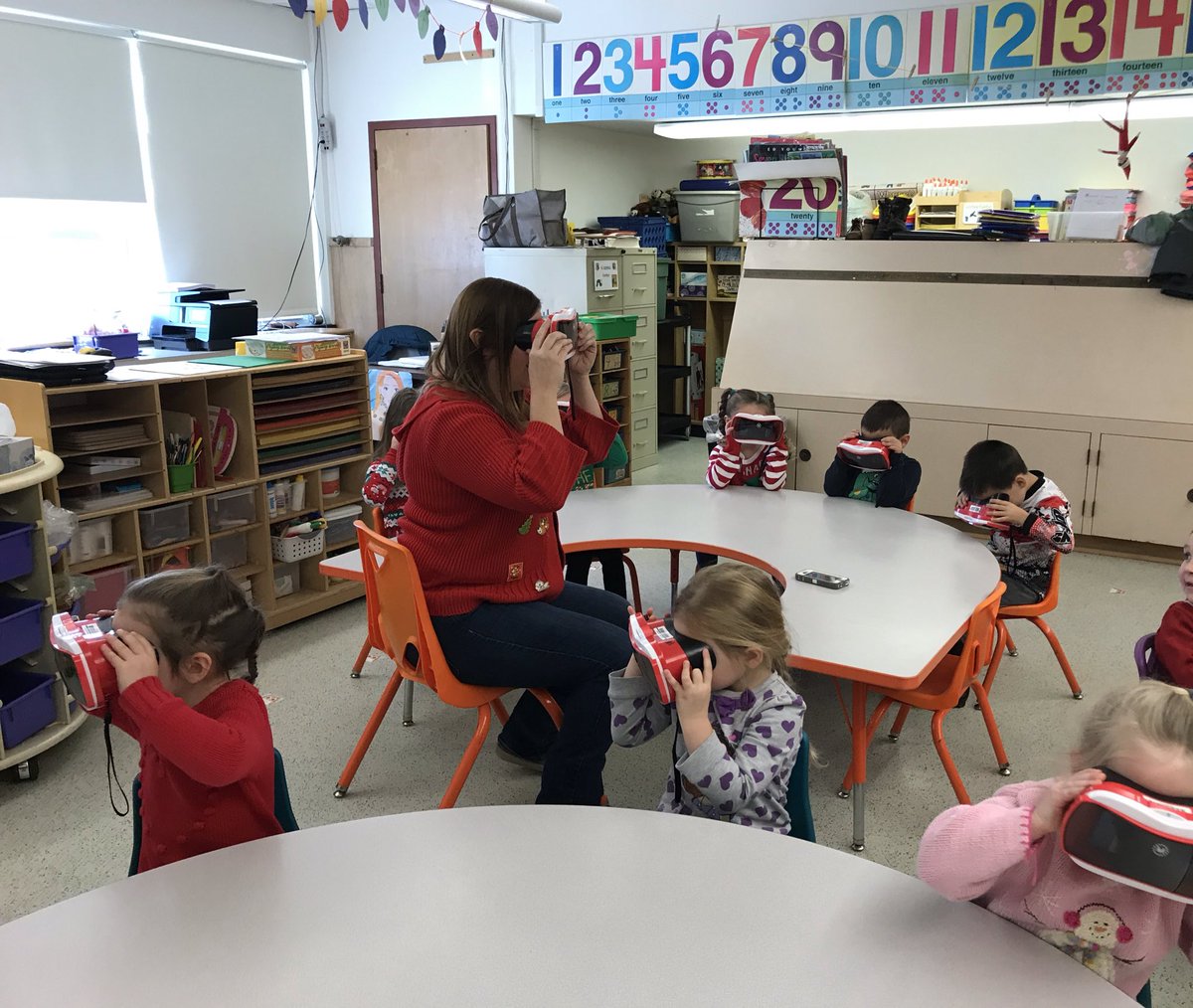 ally_blackwell's tweet photo. Visiting Santa’s workshop with Ms. Catrombone’s PK class. @MountMarkhamCSD #VR #googleexpeditions #ISeeSanta https://t.co/o9yNbUSC5m
