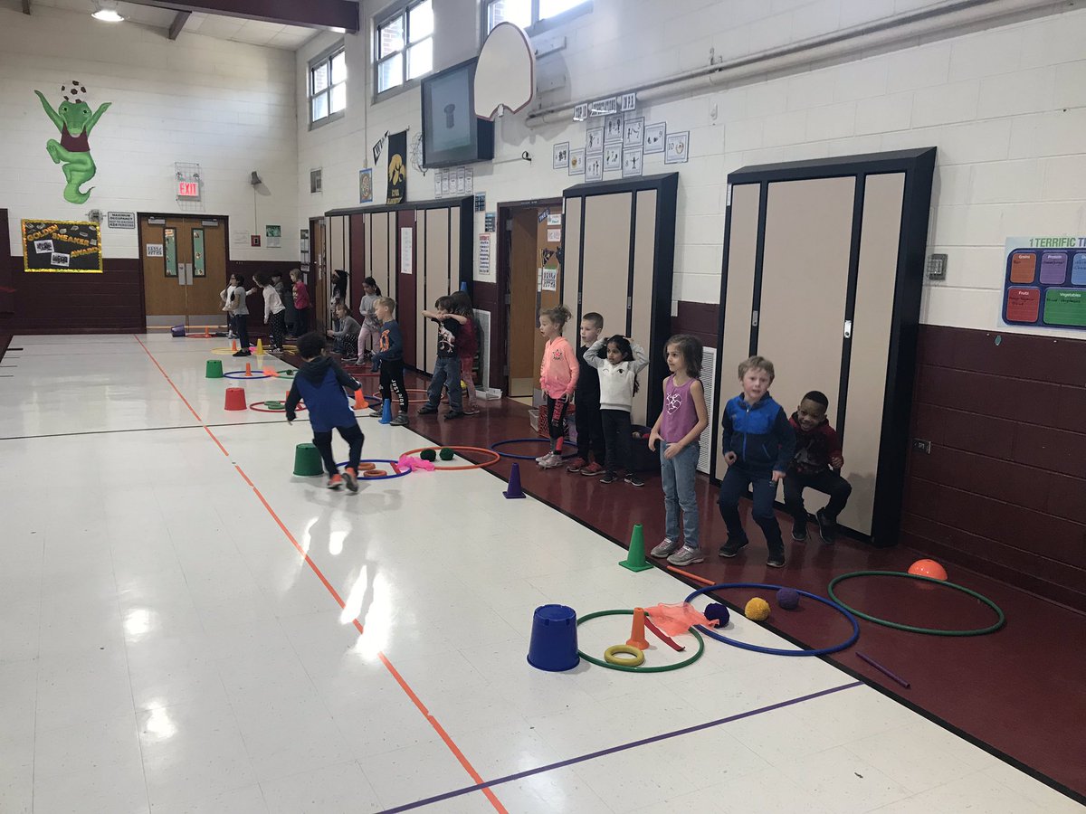 MrsWeber_PE's tweet photo. Do you want to build a snowman? ☃️ @GoodrichSchool #GRWay #GoodrichPE #physed @bmhall2711 https://t.co/MmoBeW8IUS