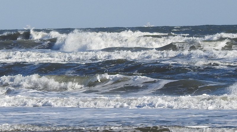 CorollaSurfShop's tweet photo. Surf  &amp;the wind are coming out of the ENE. Wave height is only thigh high and surface conditions are very choppy.  Corolla has a wind chill in the mid-'30s and a rough ocean. A front from the ENE means much cooler weather. Looking for flights to Latin American?  @CorollaSurfShop https://t.co/FBmNcLZvL6