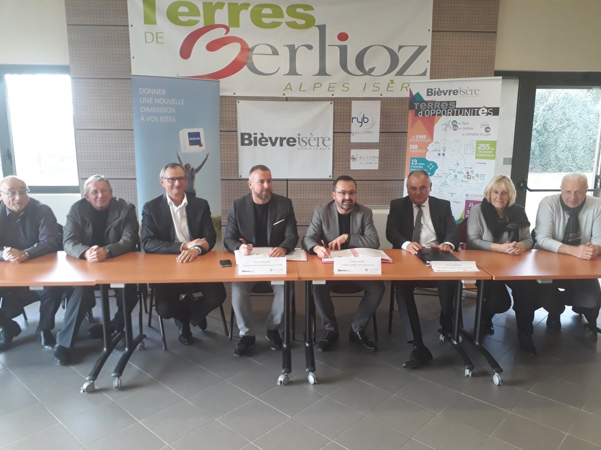 Signature officielle avec <a href="/yannickneuder/">Dr. Yannick Neuder</a> qui lance le projet de #construction de la #futureusine qui servira également de nouveau siège social du <a href="/Elydan_Group/">elydan</a>. A cette occasion, @MarcAntoineBlin a réitéré sa confiance dans son partenaire Novelige, filiale du groupe Vinci
