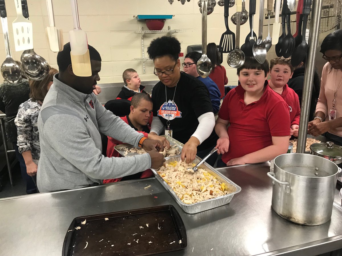 Pittman10Wayne's tweet photo. Ms Johns and her students integrating with the Culinary class to prepare a Christmas meal for the Veterans Home. #phscte https://t.co/GR6KdkHhDr