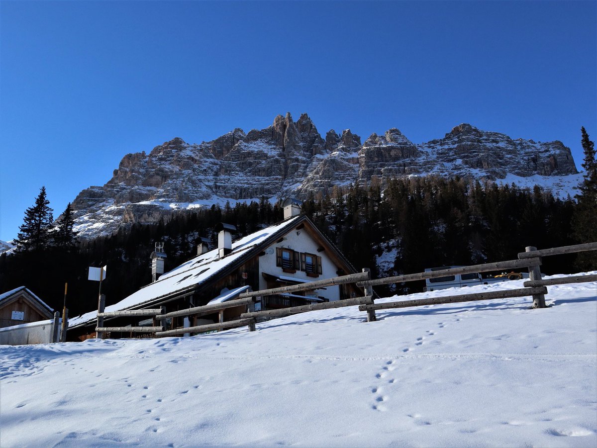 caifvg's tweet image. Una bella escursione sulla neve delle #Dolomiti Ampezzane domenica scorsa per il #CAI di San Daniele del Friuli! ❄️❄️