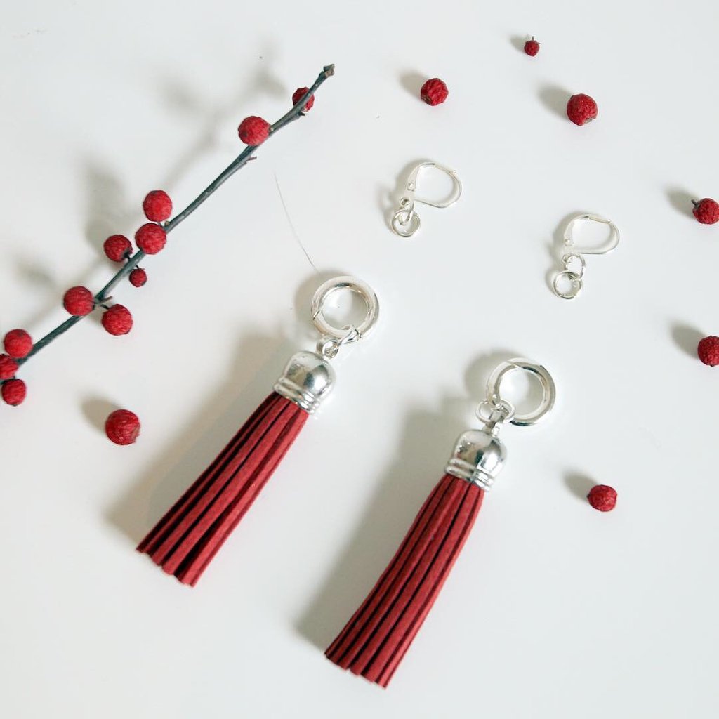 Lofttan's tweet photo. R E D 

say hello to Moxie Red Tassel earrings

.... then swipe through to see what else Moxie can do ♥️ ♥️ 

https://t.co/Qw8klStEDQ

#lofttan #canadianmade #versatile #designyourstyle #tassel #jewelry #pendant #red #holidaystyle https://t.co/unWjFgo6H9