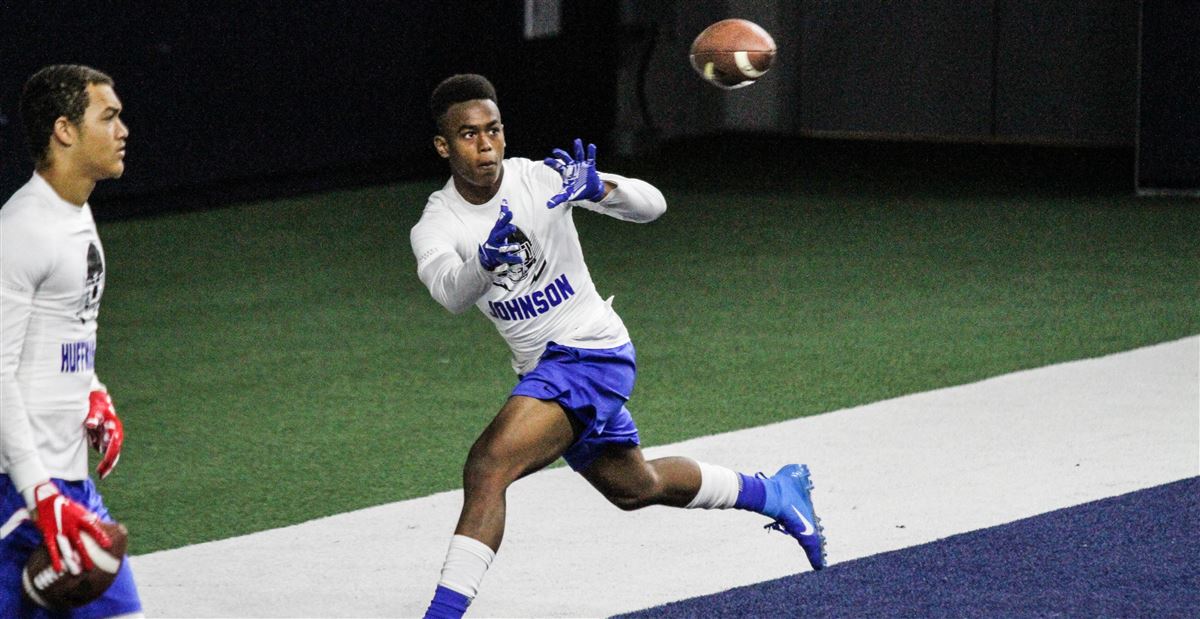 SamWebb77's tweet image. Webblog: Crystal Balling Greenwich (Conn.) 4-star WR Cornelius Johnson -- 5 teams standing, but IN MY OPINION, it's a tight game between #Michigan and Penn State, and the Wolverines got the ball last (VIP) 247sports.com/college/michig…