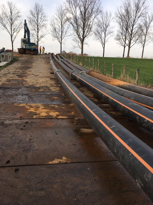 Omleiding! ⤵️ Vlakbij De Hoef is een #persleiding verzakt. Daarom bouwen we hier een noodgemaal en bemalen deze polder even via een omweg. 🚢✈️🚦
