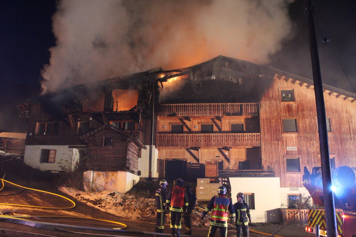 SDIS_74's tweet photo. Feu d'immeuble aux Houches le 14 décembre dernier, les sapeurs-#pompiers ont dû lutter plusieurs heures pour circonscrire le feu à l'aide de 5 lances dont 2 sur échelle, pas de victime mais 20 personnes relogées #Incendie https://t.co/xG2c2cgXQL