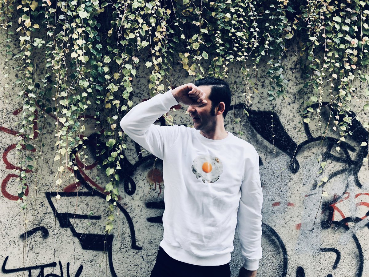 jordipbu's tweet photo. Sudaderas que molan un huevo. By #fritoprojects https://t.co/3XlwdMDLwN